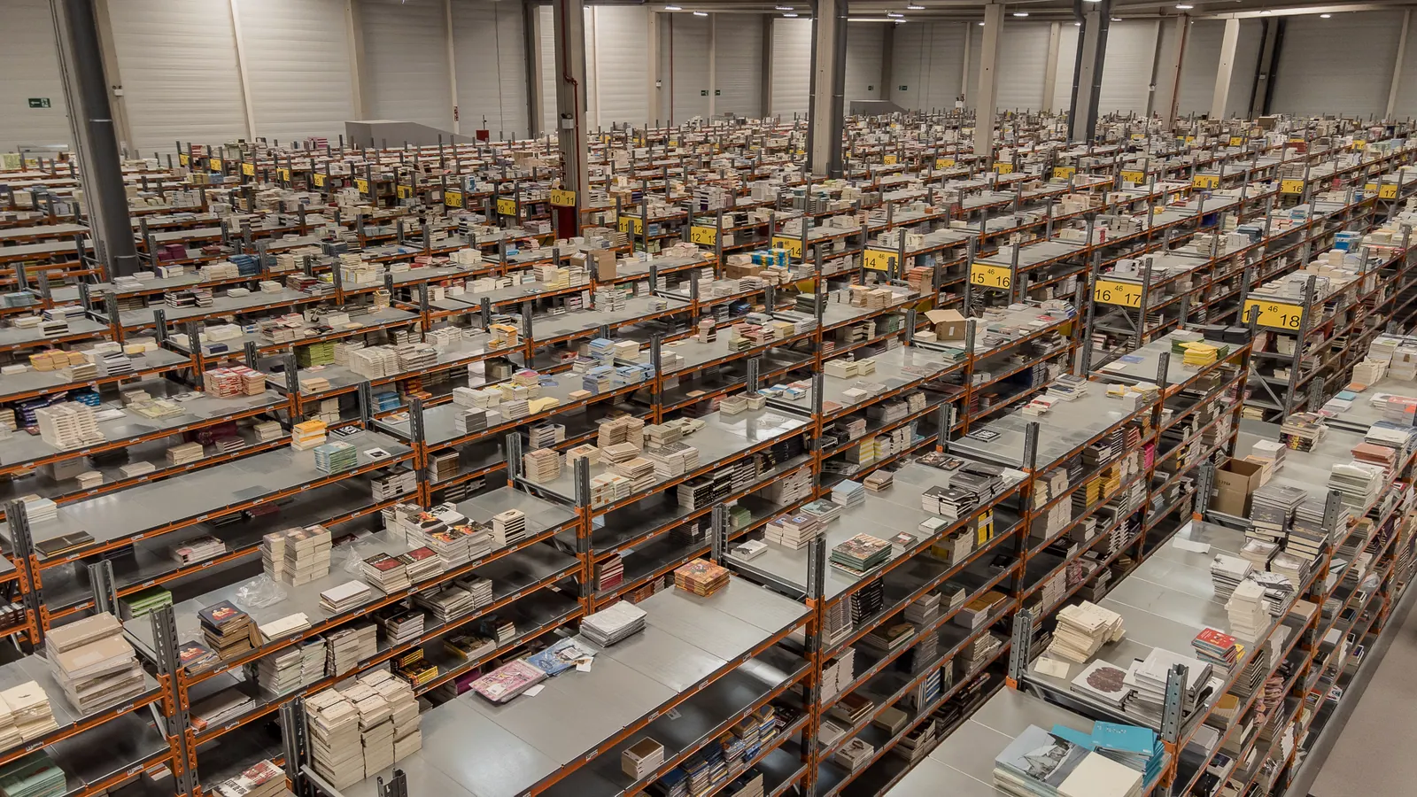 Vista elevada de un almacén con filas de estanterías llenas de libros